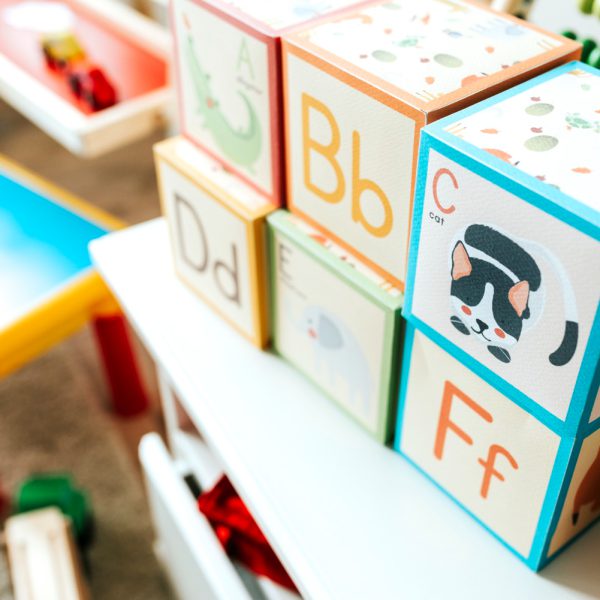 set-kid-toys-white-shelf