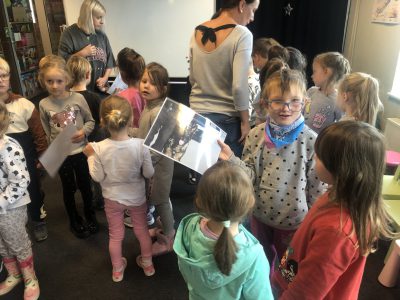 Grupy „Myszka Miki” i „Jaś i Małgosia” na zajęciach czytelniczych w Miejskiej Bibliotece Publicznej.