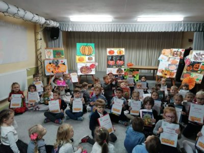 Wręczenie nagród za udział w konkursie dyniowym.