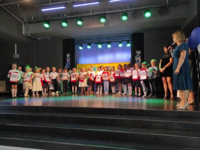 „Na dalszą drogę życia weź czarodziejskie słowa : „proszę, dziękuję, przepraszam” i w sercu je zachowaj,  „dzień dobry, do widzenia” niech obce Ci nie będzie, dzieciństwa dni w przedszkolu pamiętać będziesz wszędzie” ❤️ Pożegnanie absolwentów z grup „Jaś i Małgosia” i „Myszka Miki” 👩‍🎓🧑‍🎓 Powodzenia Kochani 🥰🥰