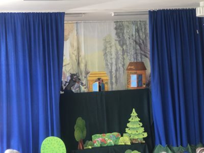 Z okazji Dnia Dziecka panie przygotowały niespodziankę dla dzieci, teatrzyk „Trzy Świnki”