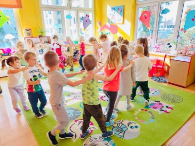 Warsztaty z panią Julią, naszą psycholog, pt. „Poznajemy emocje”. 😁☹️😡😱🥰 Najmłodsze przedszkolaki poznały radość i smutek, 😁☹️ a najstarsze radość, smutek, strach i złość.  Podczas zajęć dzieci świetnie się bawiły. ☺️