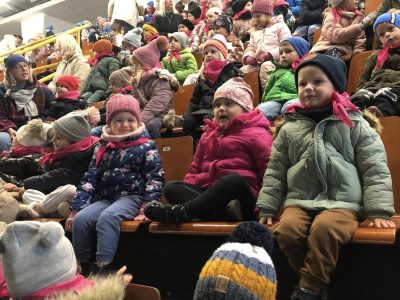 W piątek 13 października dzieci z grup „Krasnale”, „Pszczółka Maja”, „Myszka Miki” i „Smerfy” uczestniczyły w spektaklu teatralnym na lodzie pt.: „Niezwykłe przygody Sindbada Żeglarza”  ⛸️⛸️ 😍