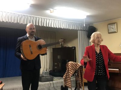 Koncert Muzyczny z „Bajnutkiem” 😍 dzieci zapoznały się z budową i sposobem grania na gitarze klasycznej i elektrycznej oraz na mandolinie. 🪕🎸