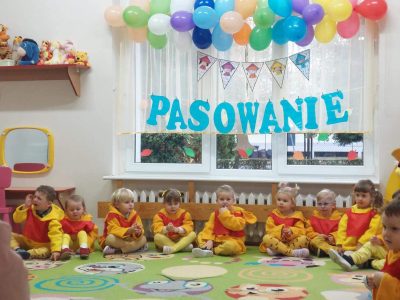 „Jestem sobie przedszkolaczek,  nie grymaszę i nie płaczę…” Pasowanie na Przedszkolaka w grupie „Kubuś Puchatek” 😍