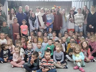 uczniowie II Liceum Ogólnokształcącego odwiedzili dzieci z grup starszych 🥰 Dziękujemy za cudowne przedstawienie i wspólną zabawę ❤️