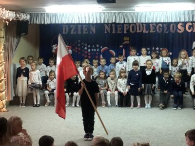 „Pszczółka Maja” i „Myszka Miki” przygotowała piękne przedstawienie z okazji Święta Niepodległości. 🤍❤️