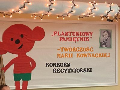 28 lutego odbył międzyprzedszkolny konkursu recytatorskiego pt. „Plastusiowy Pamiętnik-twórczość Marii Kownackiej” W tegorocznym konkursie wzięło udział 24 dzieci z 12 placówek miasta i gminy. Wszystkie dzieci zaprezentowały się wspaniale i zostały nagrodzone dyplomami i prezentami. Jeszcze raz serdecznie gratulujemy wszystkim małym laureatom. ❤️❤️❤️