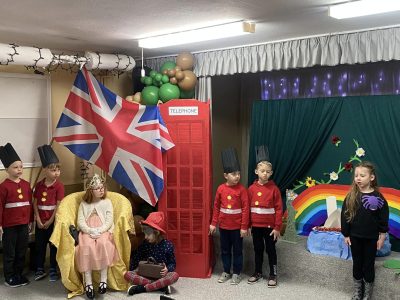 „Good morning” 😃😃😃 Dzisiaj obchodziliśmy „Dzień Języka Angielskiego”, każda grupa reprezentowała jeden z krajów anglojęzycznych, dzieci zrobiły charakterystyczne elementy dla danego kraju i poznały kilka ciekawych informacji. 🇦🇺🇨🇮🇬🇧🇺🇸 Odbył się również Konkurs Piosenki Angielskiej, wszystkim uczestnikom gratulujemy 🙌”