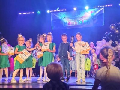 Dziewczynki z grupy „Smerfy” Iga Szala i Nikola Sengerska wzięły udział w I Międzyprzedszkolnym Konkursie „Mam Talent”, zorganizowany przez Przedszkole Przylesie Dziękujemy za udział, rodzicom za pomoc w przygotowaniu do występu i gratulujemy pięknego występu, a Nikoli zajęcia II miejsca 😍😍