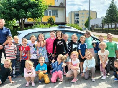 grupa „Smerfy” gościła tatę Wojtka, który opowiedział o pracy policjanta Prowadził z dziećmi pogadankę na temat bezpieczeństwa podczas wakacji,  a na koniec zaprosił przedszkolaki do zwiedzania radiowozu. 👮‍♂️🚓 Dziękujemy za odwiedziny i wiele cennych informacji. 🥰
